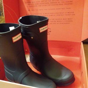 Hunter's Navy boots size 7 new in box